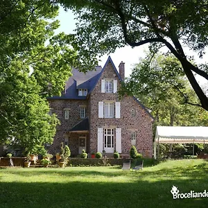 La Maison Rouge Broceliande Bed & Breakfast